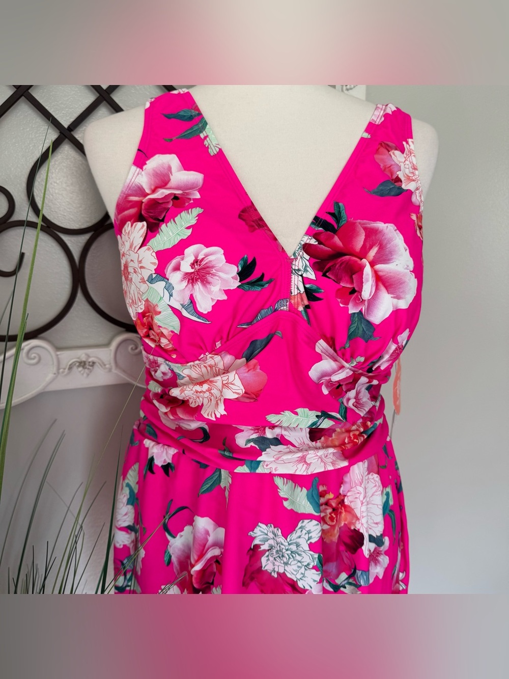 NWT TORRID Size 1X Pink One Piece Floral Swimsuit - Picture 2 of 7